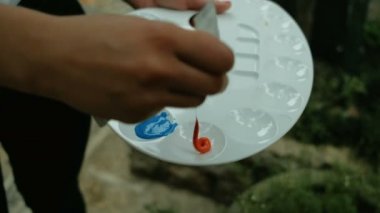 Palet sanatçının resim çizmek için hazırlanıyor çekim kapatın