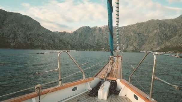 Yacht közeledik a tenger, a magas hegyek, napos időjárás. — Stock videók