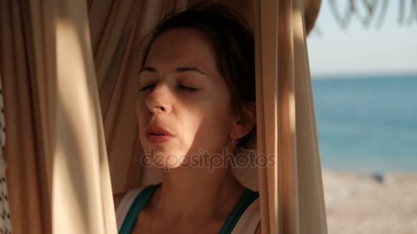 Zavřete záběr žena tvář spočívá na čerstvém vzduchu na dovolené u jezera — Stock video