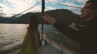 Genç kadın ve adam açık havada akşam gemi güvertesinde dans.