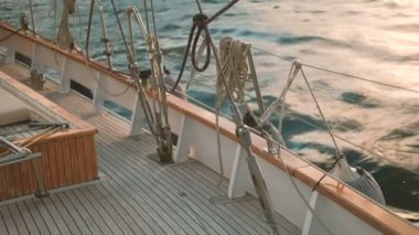 Ahşap güverte gemi ayakta açık havada deniz kıyısı.