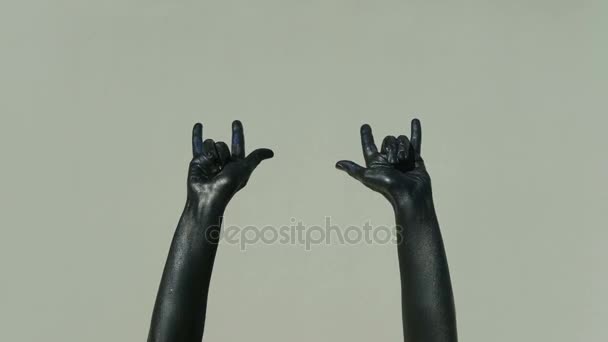 Mãos isoladas sobre fundo cinza coberto com tinta preta — Vídeo de Stock