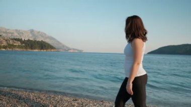 Gölü kıyısında doğa mesafe içine arıyorum arka planda yürüyen kadın