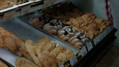 Vitrinde Pastanedeki çeşitli unlu tatlı ürünlerdir.