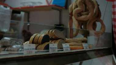 Kırmızı pasta vitrin fırın kapalı olarak yatan.