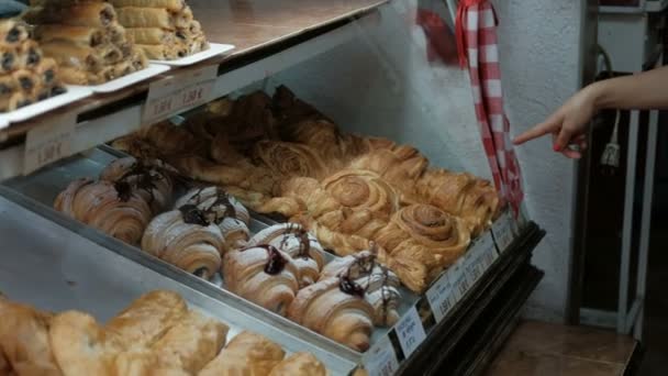 Mulher mostra um dedo em uma pastelaria escolhas . — Vídeo de Stock