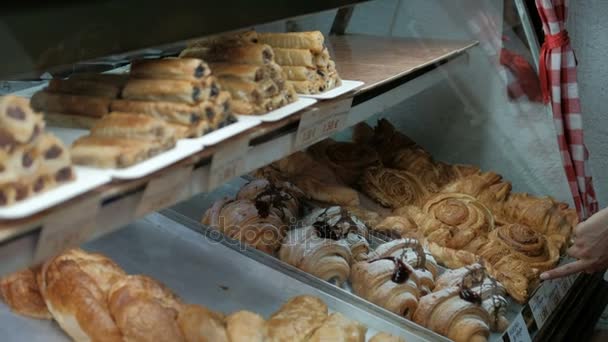 Pastelería dulce en escaparate en panadería interior . — Vídeo de stock