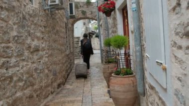 Yaz turistler bavulla yaprakları eski şehirde kalacak yer.