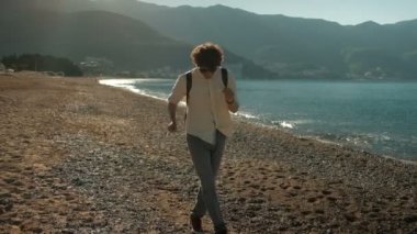 Genç dansları plajda yaz günde adam..