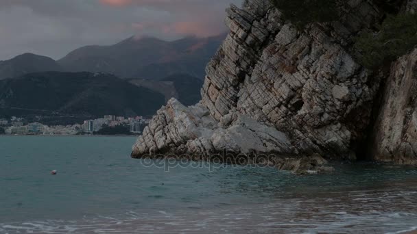 Vista de la bahía de Boka Kotorska en la noche de verano . — Vídeo de stock