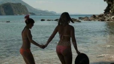 İki kadın tarafından sahil açık havada su üzerinde yürümek.