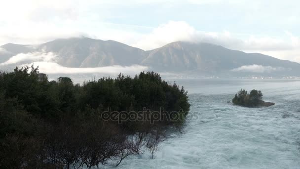 Baie pittoresque de la péninsule de Kassandra le jour de l'automne . — Video