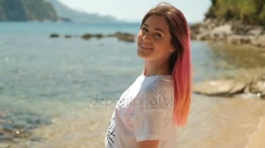 Yarı açık plajda pembe saçlı güzel bir kadın portresi.