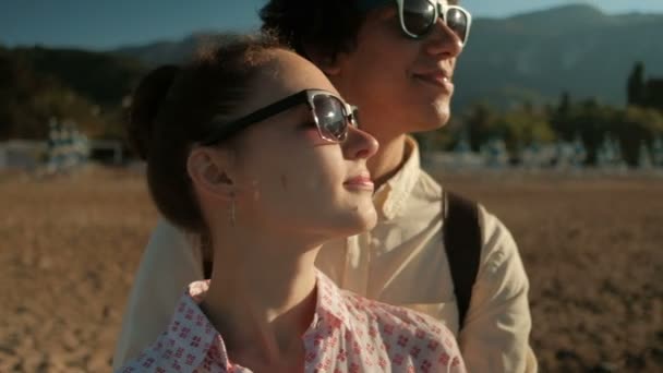 Šťastný pár vypadá na moři v cestování v létě slunečný den. — Stock video