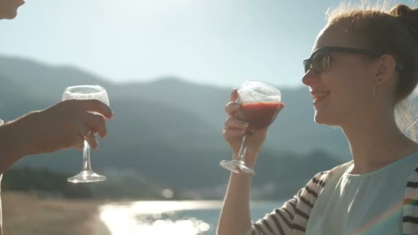 Šťastná rodina pije koktejly z brýlí v líbánky. — Stock video