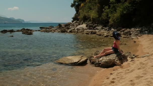 Kobieta kłamstwo spoczywa, opalając się na plaży nad jeziorem na zewnątrz — Wideo stockowe