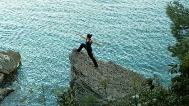 Donna in piedi in profilo allenamento petto, muscoli delle braccia yoga all'aperto — Video Stock