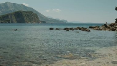 Bay Angistri Adası güneşli yaz gününde.