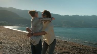 Çift gölde, kadın hugs açık havada çalışan yürümek mutlu sevgi dolu