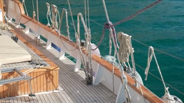 Holzdeck eines modernen Schiffes oder einer Yacht, das auf dem Meer schwimmt. — Stockvideo