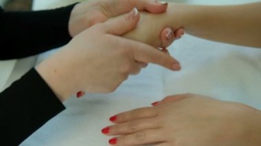 Manikür ustası istemcisinin eller için soğuk parafin terapi yapar.