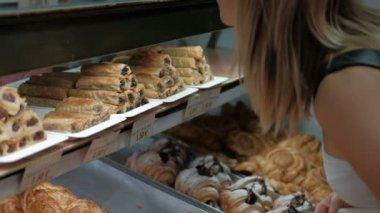 kadın kapalı aperatif almak unlu tatlılar kahvehaneye yürür.