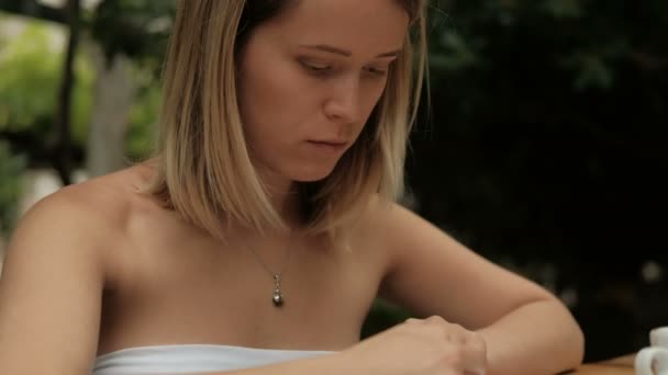 Kadın sanatçı amatör açık havada sokakta gri kalem ile resim çizer — Stok video