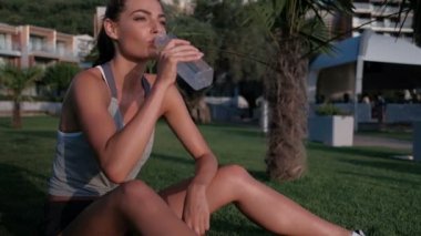 Ağır içme suyu otel topraklarında oturan kadın çekim çekim