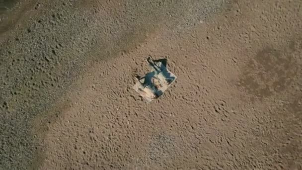 Voyage romantique de couple amoureux couché sur la plage vue de dessus 