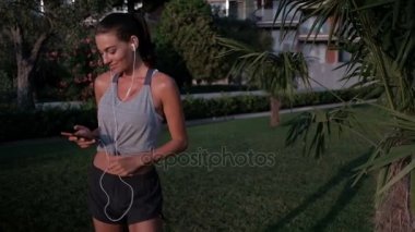 açık havada egzersiz programı arasında dinlenme toprakları üzerinde yürüyen kadın