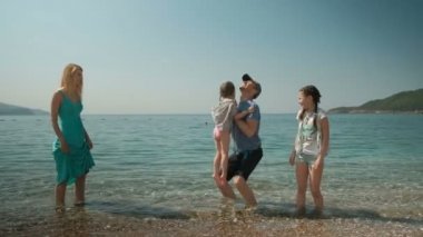 Gölde, dinlenme aile akşam yürüyüşe beraber gidelim