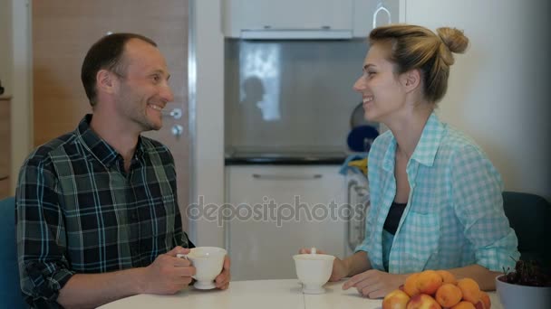 Homem vem visitar mulher, beber chá, falar, discutir a vida pessoal — Vídeo de Stock