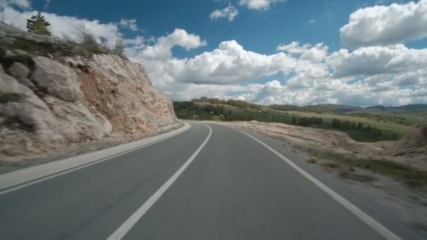 Conducción de coches a lo largo de carretera rural en verano día al aire libre . — Vídeos de Stock