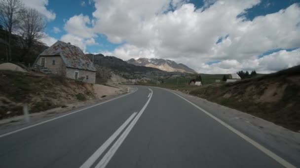 春の山中にフラットな道路上のトラフィック. — ストック動画