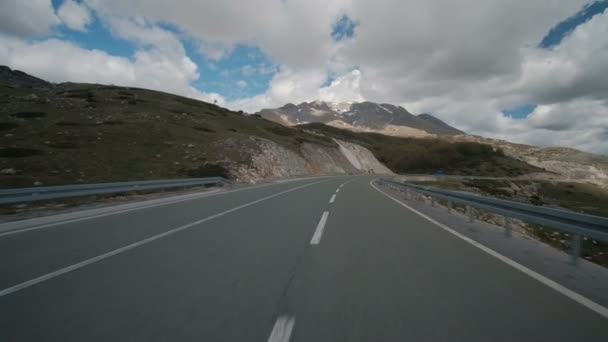 Strada asfaltata con auto che passa attraverso la foresta nella regione in estate — Video Stock