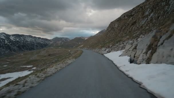 Auto in movimento lungo la strada suburbana in tempo nuvoloso all'aperto . — Video Stock