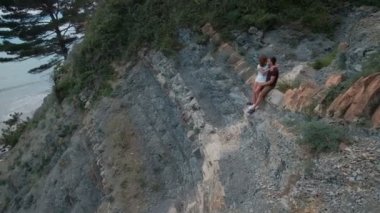 Sevgi dolu çift öpüşme ve yaz günü açık havada kıyısında sarılma.