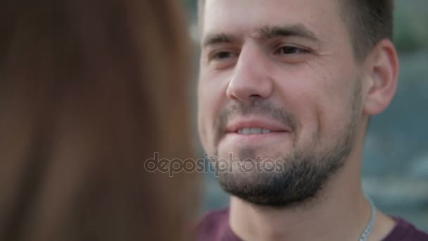 Portrait Jeune homme regarde femme et l'embrasse, debout sur la plage à l'extérieur . — Video