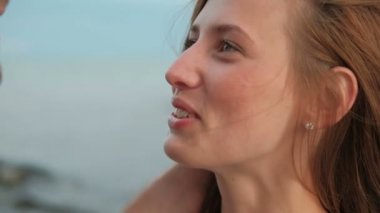 Genç kadın yakından uzun boylu adam açık havada bir gülümseme ile görünüyor..