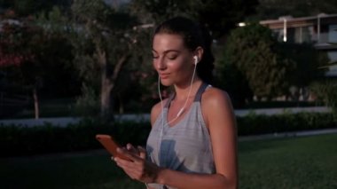 Kulaklık güzel kadın selfie telefona yaz aylarında vuruyor.