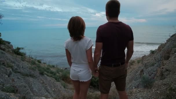 Beau couple se tiennent debout et s'embrassent sur la côte pittoresque en plein air journée d'été . — Video