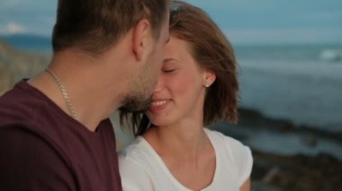 Sahil yürüyüş üzerinde fotoğraf çekimi çift öpüşme, keyfini çıkarın