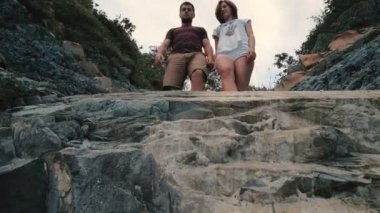 Genç adam ve kadın açık havada yaz gününde yürüyüş.