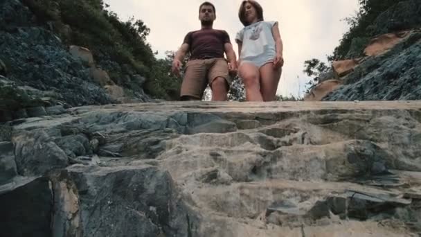 Joven hombre y mujer caminando al aire libre en el día de verano . — Vídeo de stock