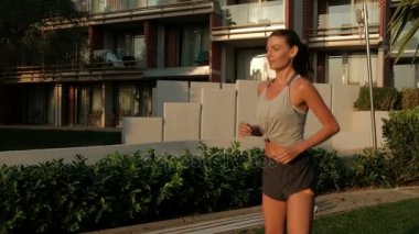 Güzel kadın gülümseme ile parkta koşu sabah başlıyor.