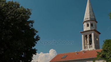 Taşlı bina, Katolik Kilisesi açık yaz gününde.