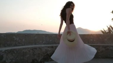 Genç kadın bir görünüm için deniz yaz akşam açık muhteşem kumral dalgalı saçlı üzerinde dans ediyor