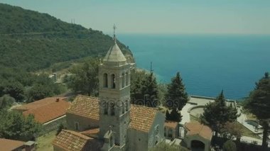 Arial görünümü. Küçük kasabada, deniz kıyısı yaz beyaz taş bir kilise Katolik Katedrali.