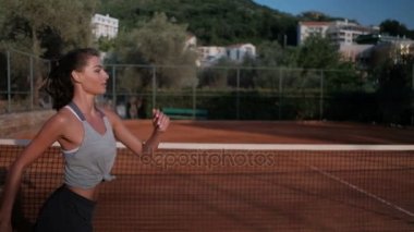 Kadın oyun üzerinde ayakları açık sahne alanı'nda tekme.