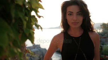 Dik ve yüksek sesle gülmek kıyısında güzel kadın.